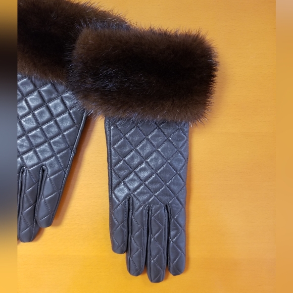 $275 Mitchie's Leather Gloves with Wool Lining & Mink - Picture 4 of 7